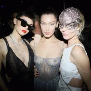 Белла Хадід сиськи з друзями