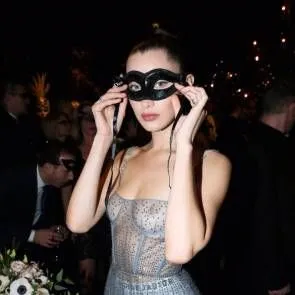 Голі сиськи та маска Белла Хадід