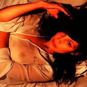 Bella-Hadid-topless-02