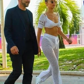 07-Bella-Hadid-alb-plasa