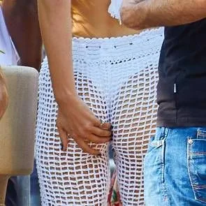 09-Bella-Hadid-alb-plasa