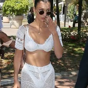 05-Bella-Hadid-alb-plasa