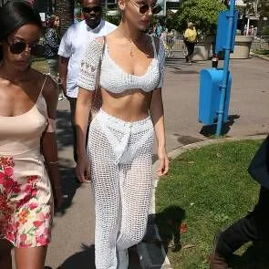 04-Bella-Hadid-alb-plasa