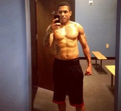 Berto (Raymond Scott) hittade en stor lista över speglar