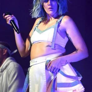 Betty Who Ass & Cameltoe sur la scène