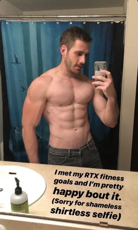 Labi Gibson nu are haine. Aceasta este o fotografie