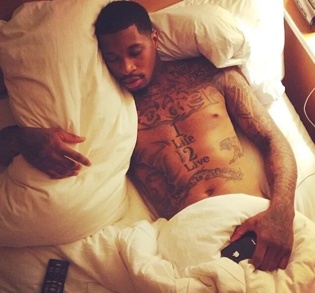 鲍比小姐赤裸裸的篮球广场和令人兴奋的照片