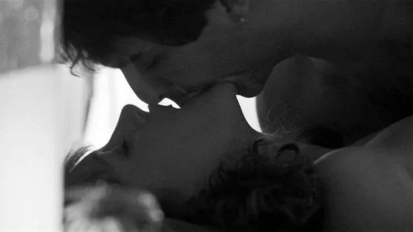 סצנת סקס עירומה של בוני בדליה מ'הזר '