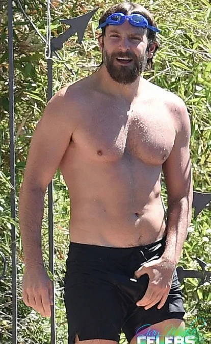 לברדלי קופר יש הרבה מכנסיים קצרים רטובים