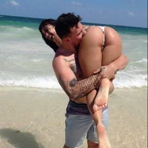 18-Bre-Tiesi-Topless