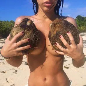 19-Bre-Tiesi-Topless