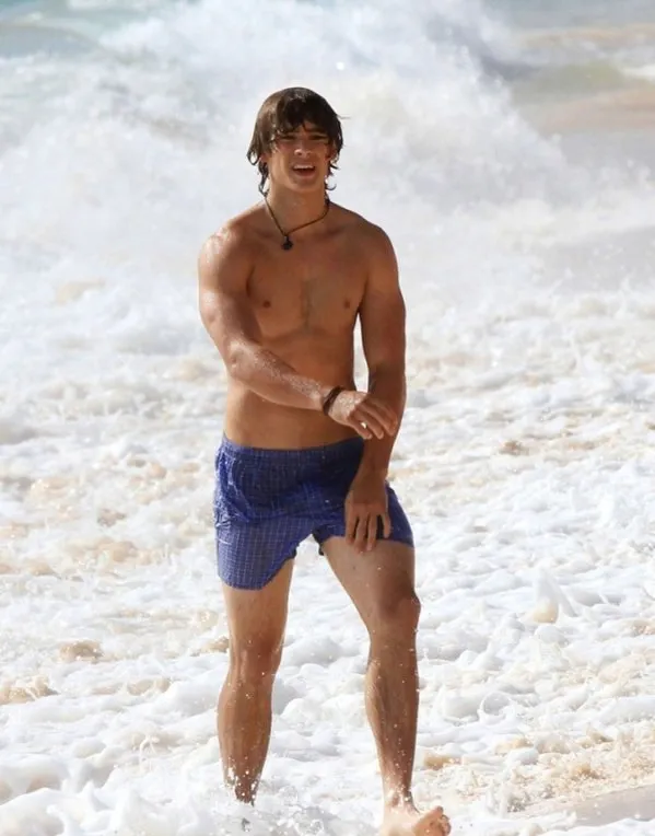Brenton Thwaites nude