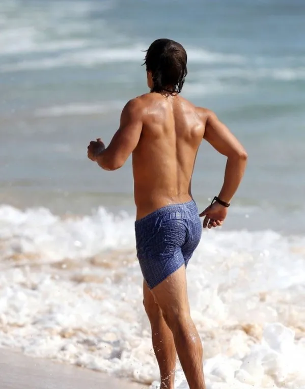 Brenton Thwaites nude