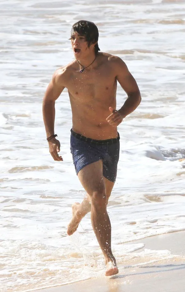 Brenton Thwaites nude