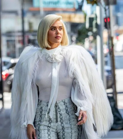 Lana WWE หัวนมในเสื้อซีทรู