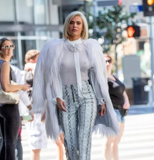 Lana WWE หัวนมในซีทรู