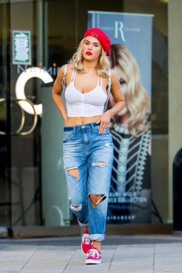 Lana WWE หัวนมในเสื้อกล้ามสีขาว