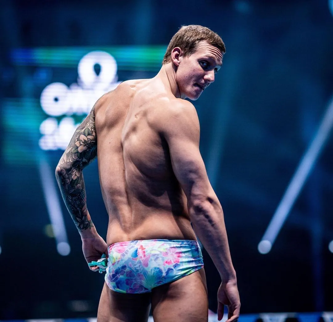 Ada kemeja dengan kain hitam dan foto