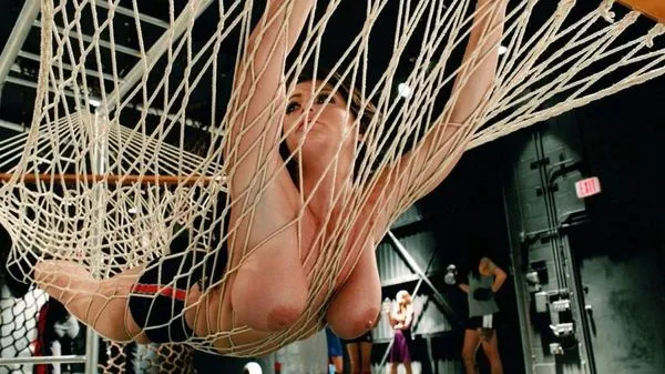 Kayden Kross, Sophie Dee és Caitlin Wachs meztelen jelenet a „The Hungover Games” -ből