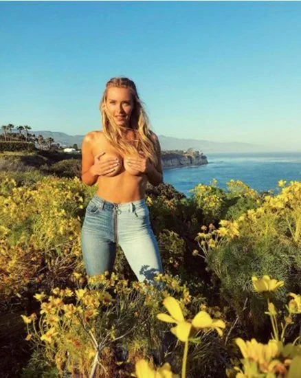 Цамилле Костек гола напољу