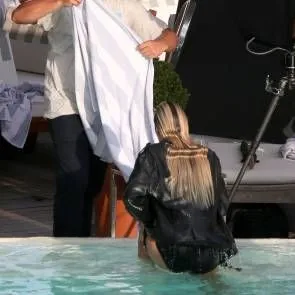 09-キャンディス-スワンポール-お尻