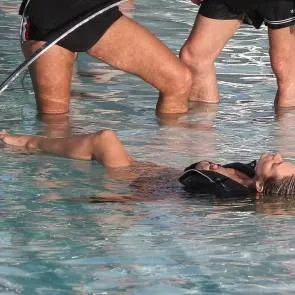 10-キャンディス-スワンポール-tuching-boob