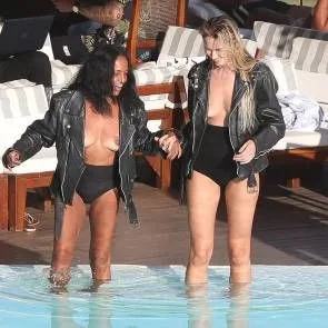 04-キャンディス-スワンポール-胸