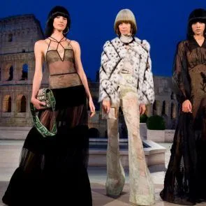 Candice Swanepoel Vede prin rochie pe pistă