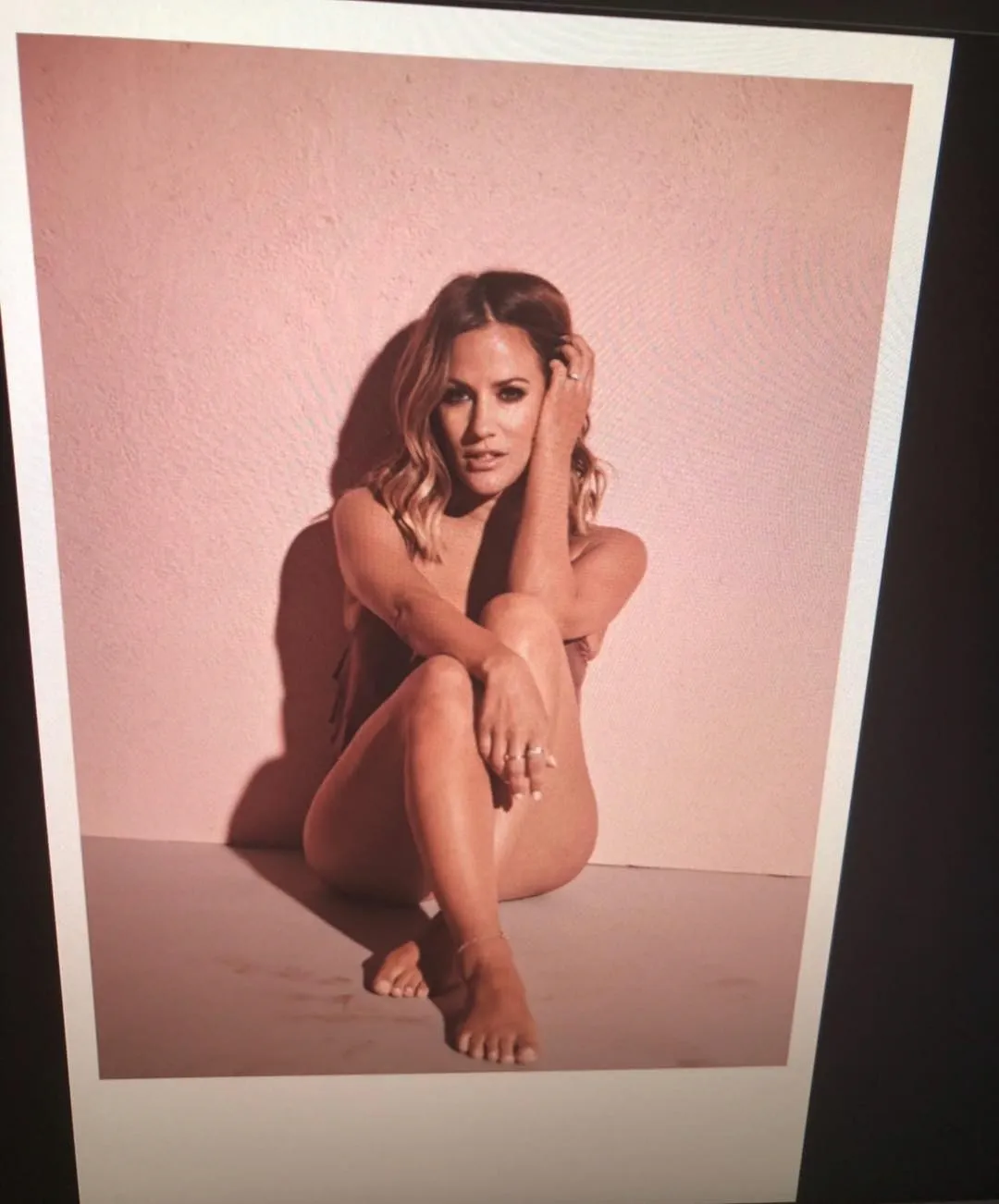 卡罗琳裸体而令人兴奋（53张照片）