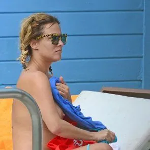 Caroline Flack nakna bröst