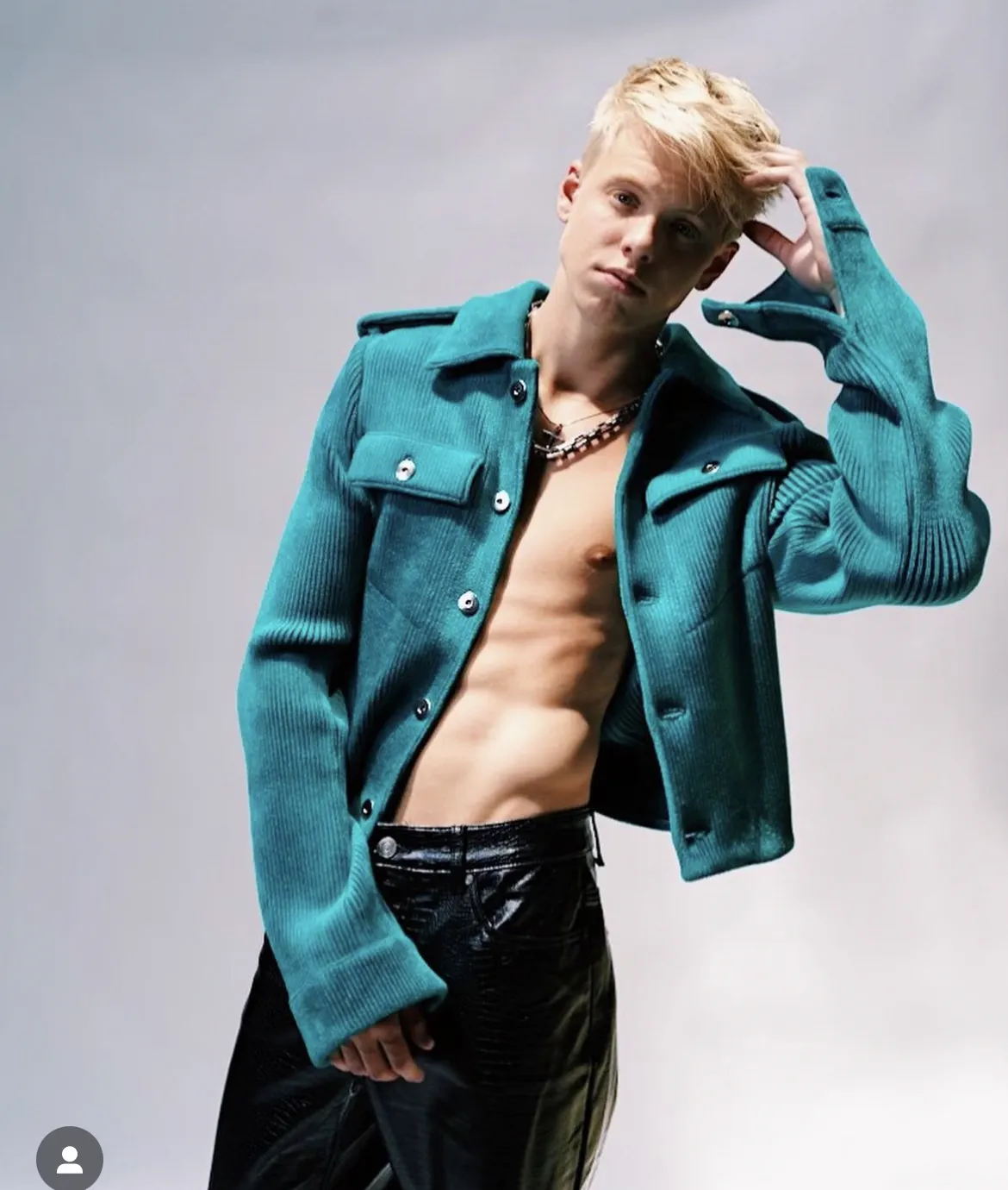 Carsonilla ei ole t -paita ja seksikäs