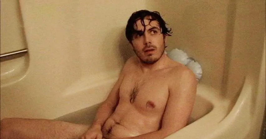 Casey Affleck عارية ومثيرة في صالة الألعاب الرياضية الوحيدة