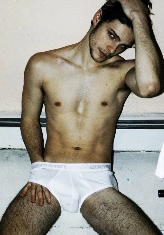 Cassie Jackson Model ne pokazuje majicu