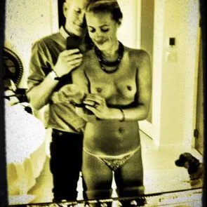 04-Katė-Deeley-nuogas-nutekėjęs