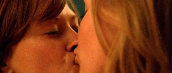 Mačka Smits i Heidi M. Sallows golom lezbijskom seksualnom prizoru iz filma 'Bumblefuck, USA'