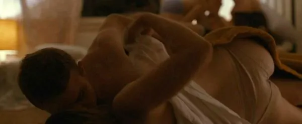 Елизабет Олсен топлес секс сцена