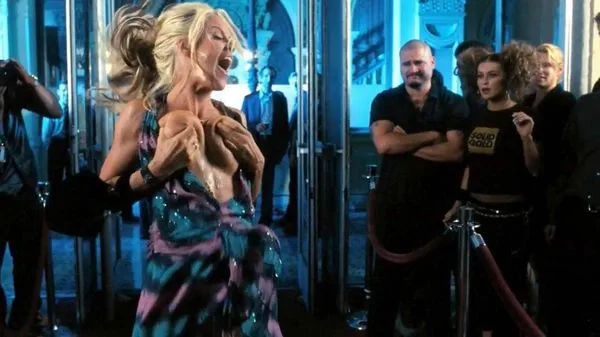 காட்சியில் ஜென்னி மெக்கார்த்தி மேலாடை