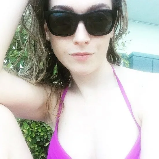Ο Jamie Clayton στο μπικίνι