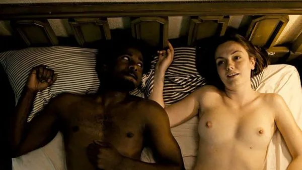 Emily Meade gole sise