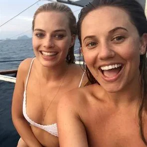 Марго Роби бикини с приятели