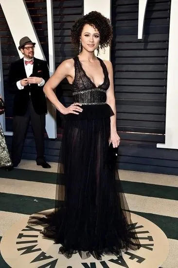 Nathalie Emmanuel mamelons nus