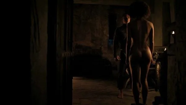 Nathalie Emmanuel scène nue