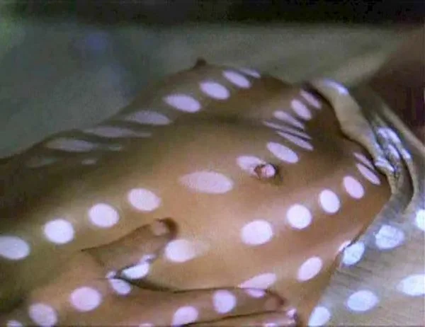 Cindy Crawford nakna bröst i sexporrscenen