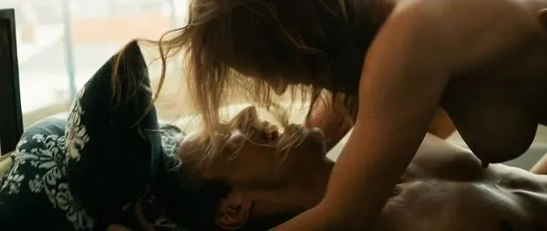 Mara Scherzinger scena de sex nud