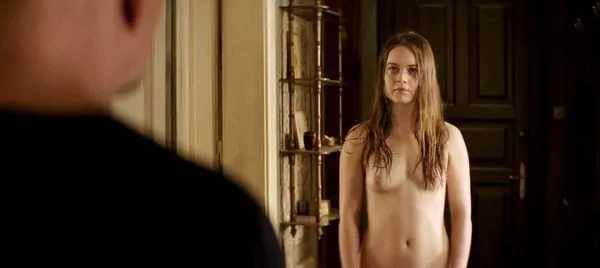 Hera Hilmar Topless filmist 'Tavaline mees'