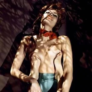 Eva Mendes nuoga krūtinė