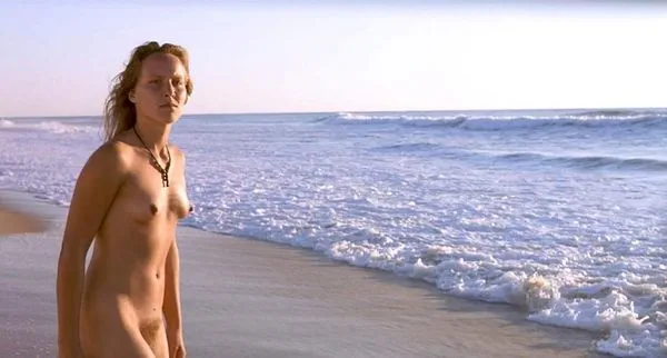 Gola scena Maya Gaugler iz filma 'Pod peskom'