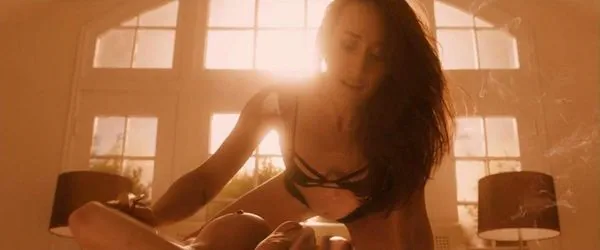 Maggie Q tissit kohtauksessa