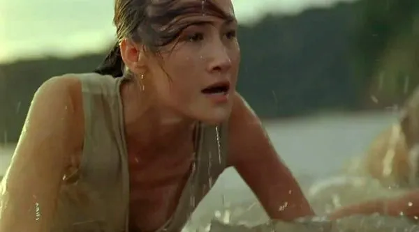 Maggie Q tissit liukastuvat