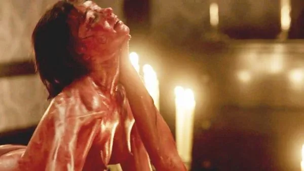 Jessica Barden nud acoperită cu sânge